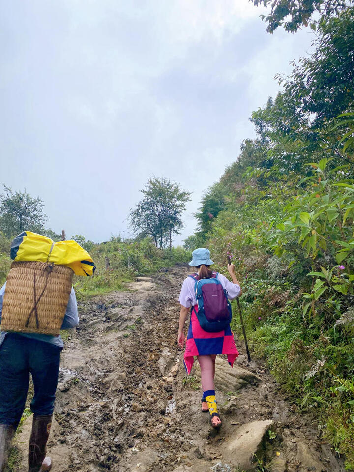 đường leo lên đỉnh núi để săn mây Lão Thẩn mất khoảng 4- 5 tiếng - Ảnh: Hoàng Thùy Dương