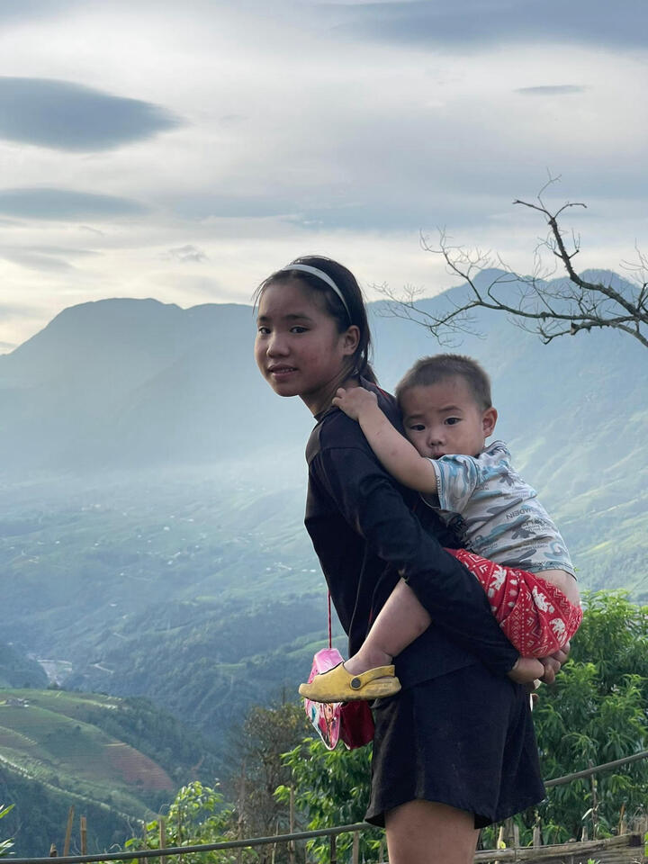 Hình ảnh người mẹ đèo con lên rẫy mỗi sớm mai thật bình yên - Ảnh: Hoa Châu