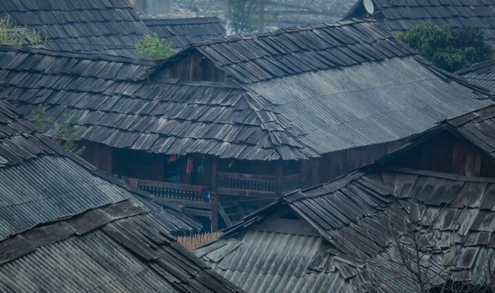 Nhứng mái nhà truyền thống lợp gỗ pơ mu - Ảnh: Mia